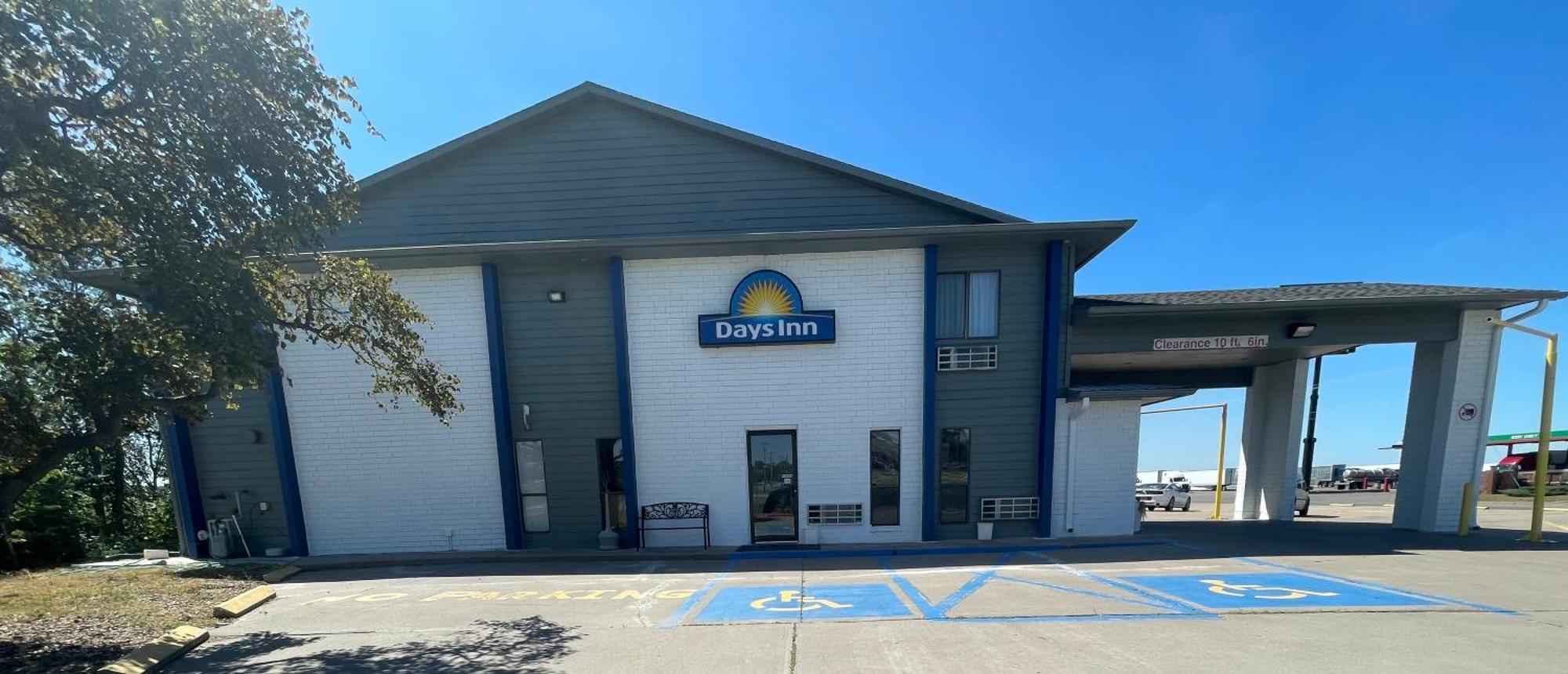 Days Inn By Wyndham Salina I-70 Exterior foto