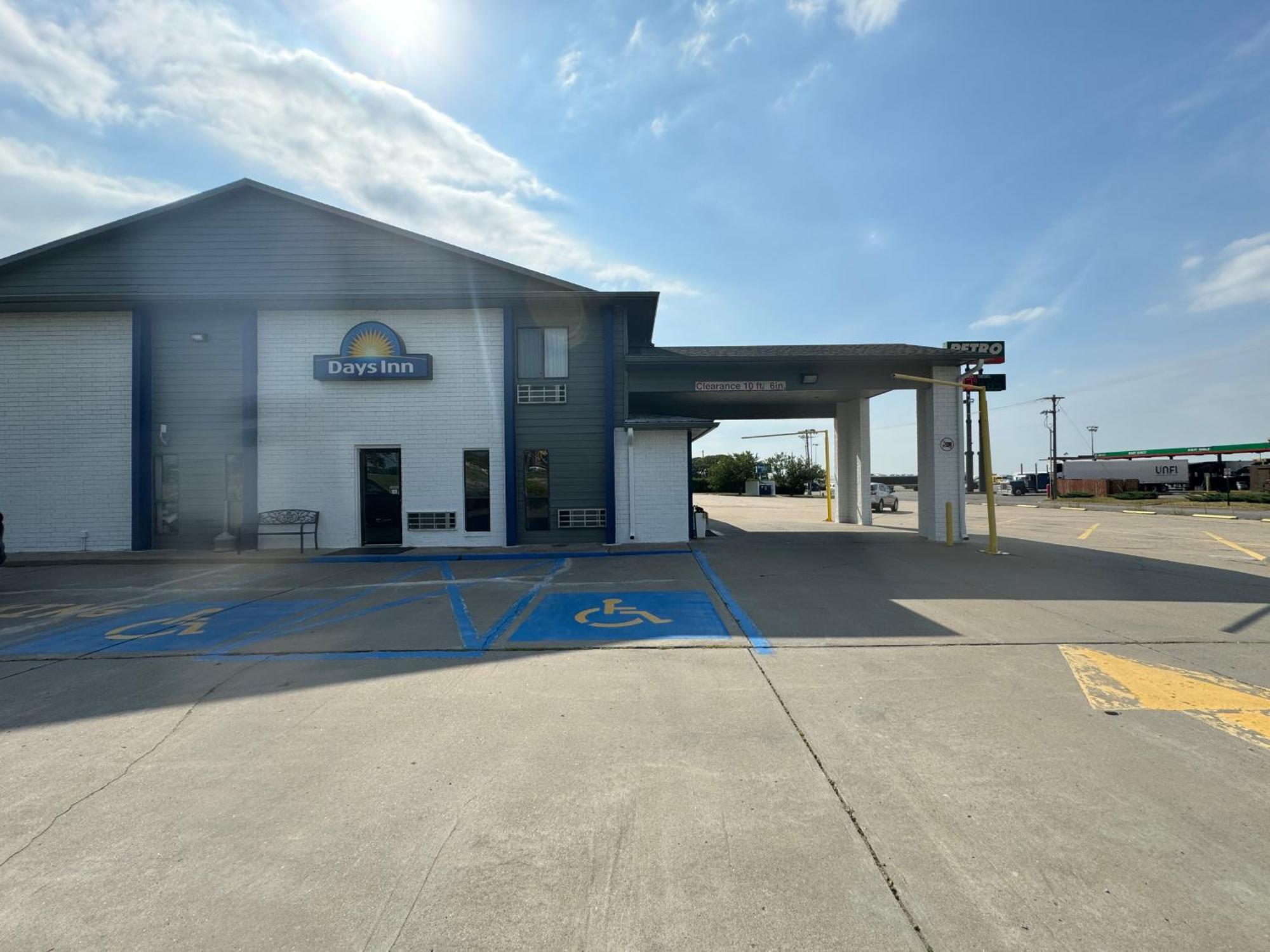 Days Inn By Wyndham Salina I-70 Exterior foto